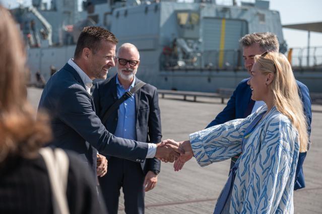 Handshake between Jakob Thanning, Area Manager for Customer Solutions and Remote Cooling at HOFOR, on the left and Kadri Simson, with Henrik Plougmann Olsen, CEO at HOFOR, in the centre
